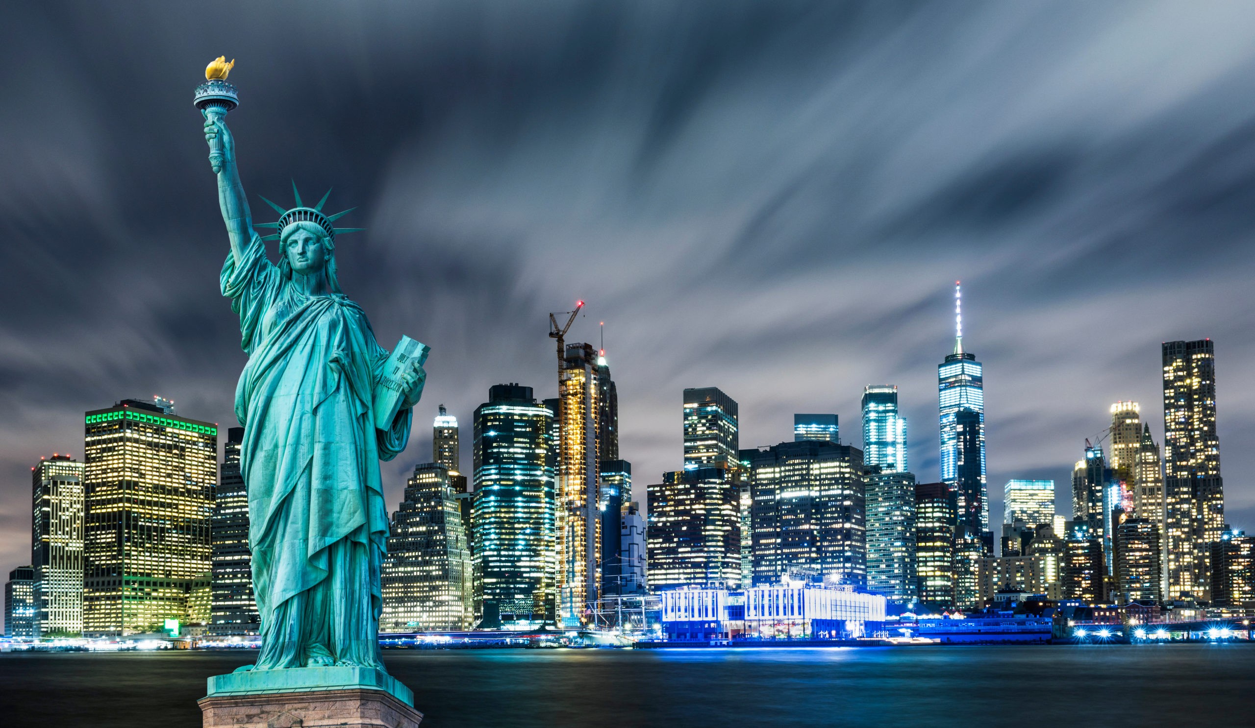 Statua Wolności i Manhattan w tle. Nowy Jork, USA , licencja: shutterstock/By Resul Muslu