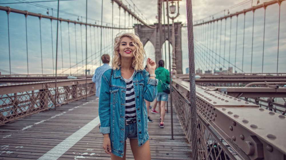 Piękna dziewczyna hipster chodzenie na Brooklynie most w Nowym Jorku