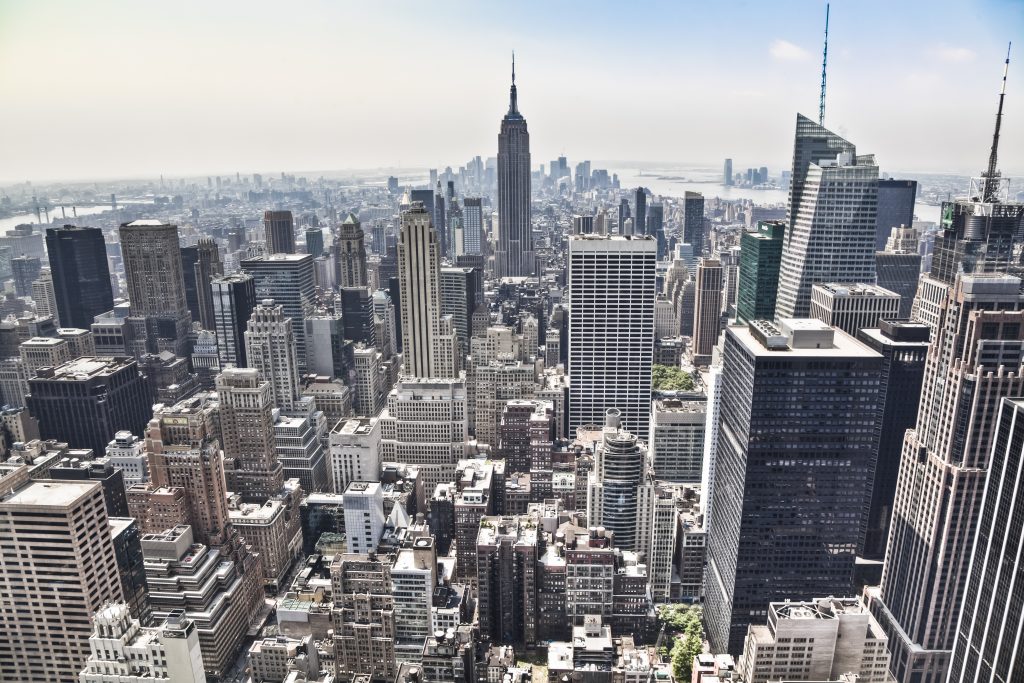 Widok z lotu ptaka na Nowy Jork, z budynku Empire State z przodu. Niesamowite widoki na to duże miasto.