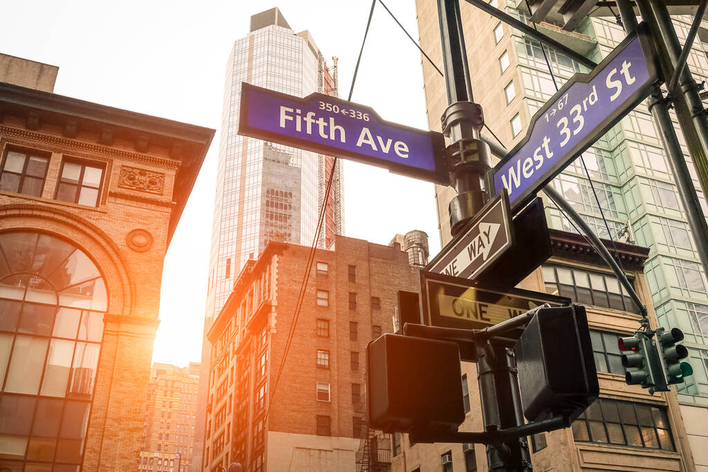 Ulica znak Piątej Ave i West 33rd St o zachodzie słońca w Nowym Jorku - koncepcja miejska i kierunek drogi w Manhattanie śródmieściu - amerykański światowej sławy cel stolicy na ciepły dramatyczny przefiltrowany wygląd