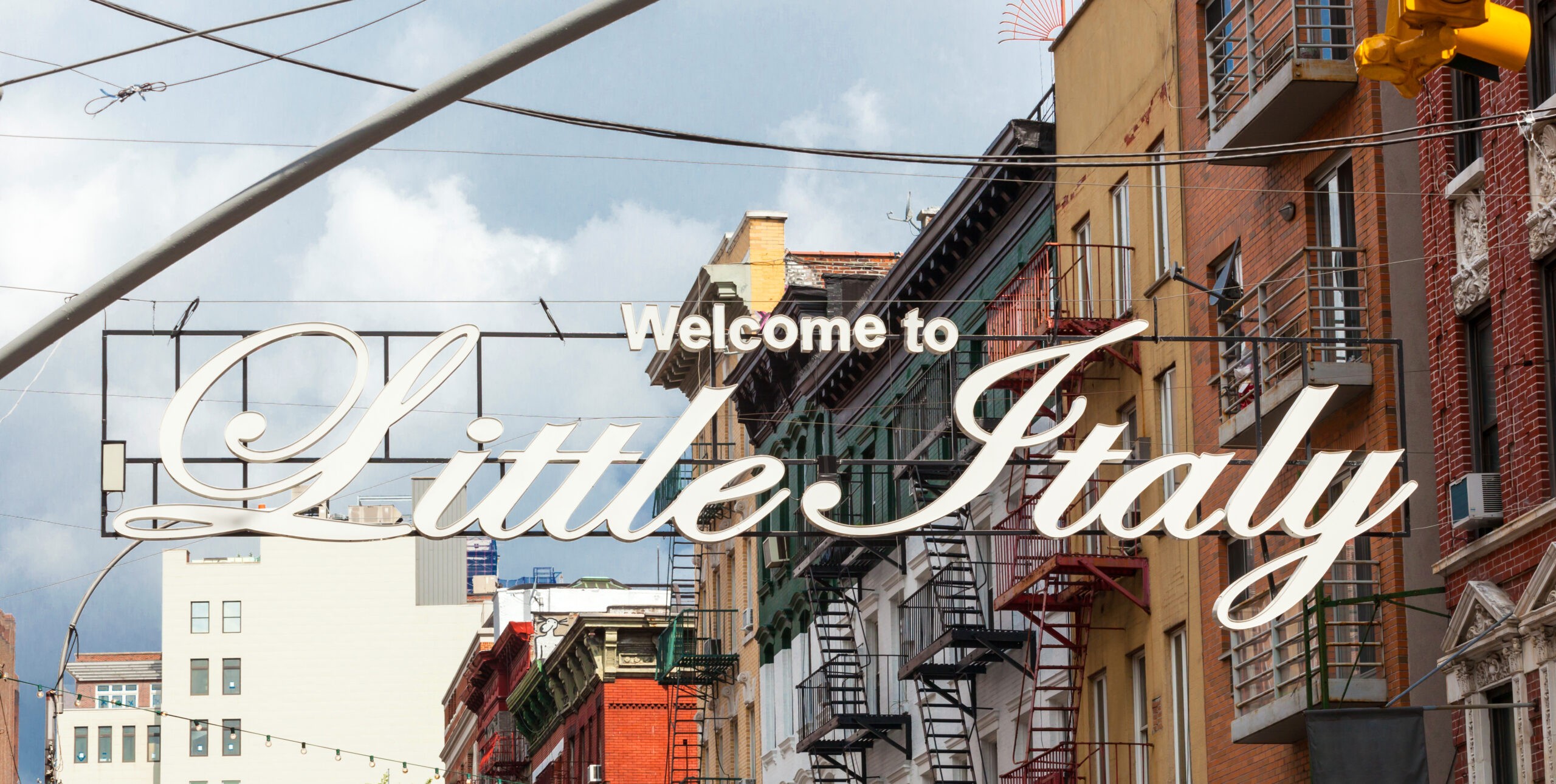 Witamy na znaku Little Italy na dolnym Manhattanie. Little Italy to włoska społeczność na Manhattanie.