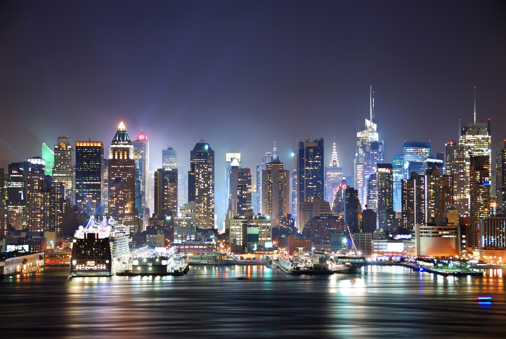 Panorama Nowego Jorku Manhattan w nocy nad rzeką Hudson z refelkcjami oglądanymi z New Jersey