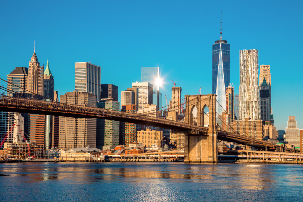 Słynny Skyline centrum Nowego Jorku, Brooklin Bridge i Manhattan w porannym świetle słonecznym, Nowy Jork, USA
