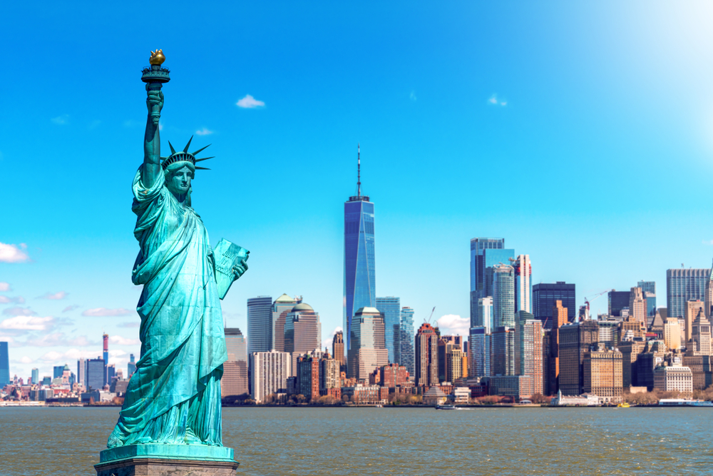 Statua Wolności z centrum budynku One World Trade nad rzeką Hudson i nowojorskim krajobrazu miasta, Landmarks dolnego Manhattanu Nowego Jorku. Architektura i koncepcja budynku