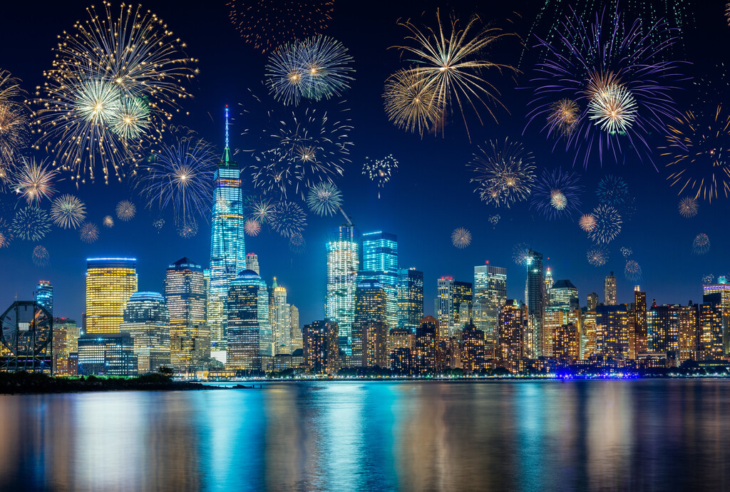 Kolorowe fajerwerki nad Nowym Jorku Cityscape Świętując Sylwestra