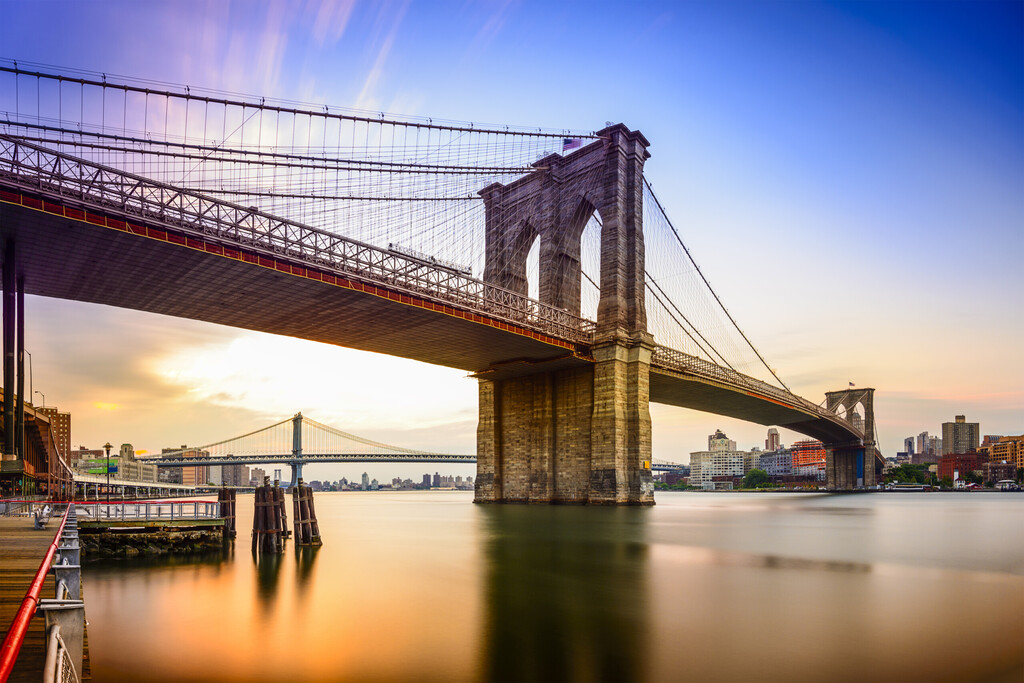 Most Brookliński w Nowym Jorku o świcie.