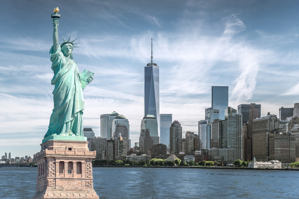 Statua Wolności z tle World Trade Center, zabytki Nowego Jorku