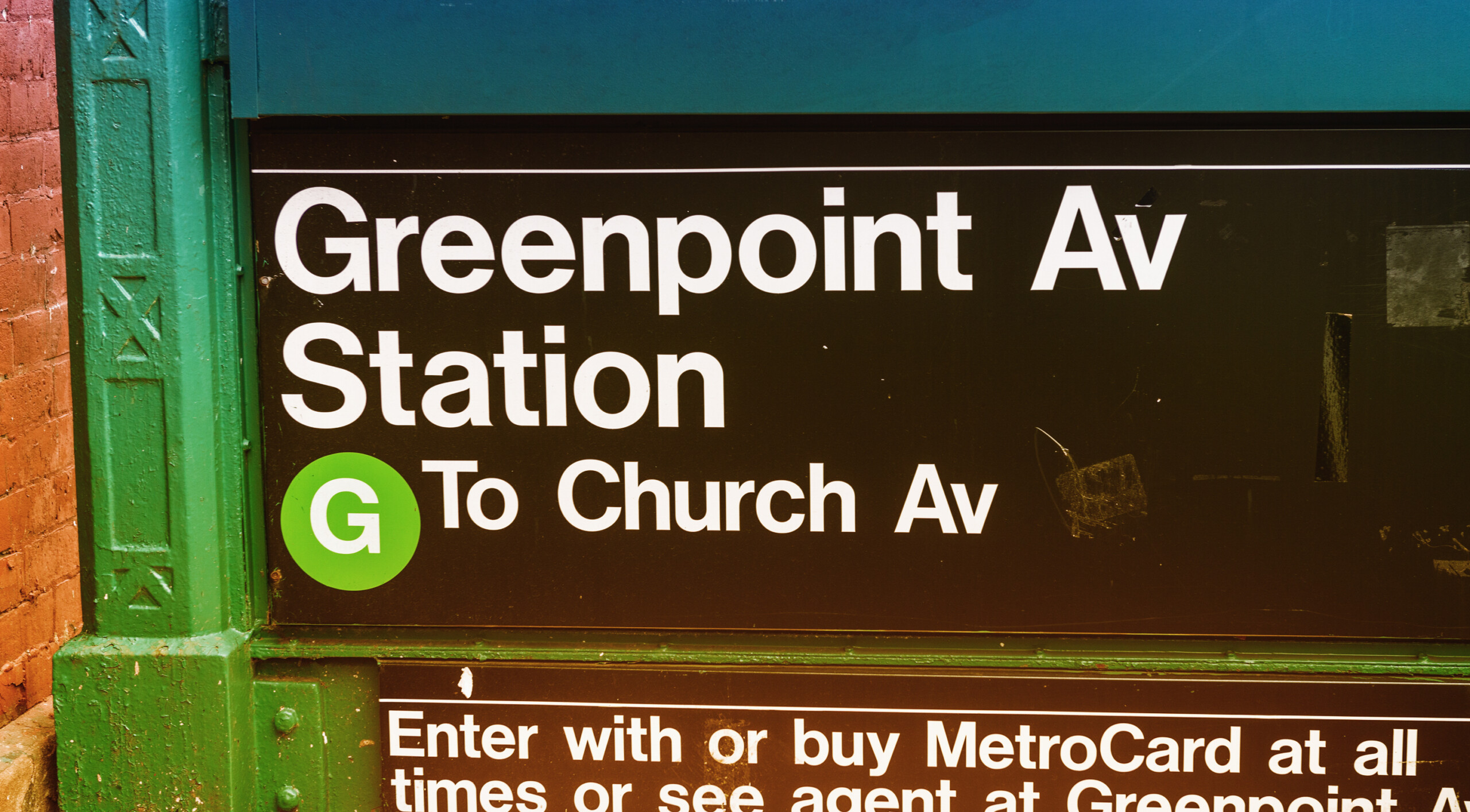 Znak stacji metra Greenpoint Avenue, Nowy Jork, licencja: shutterstock/By pisaphotography