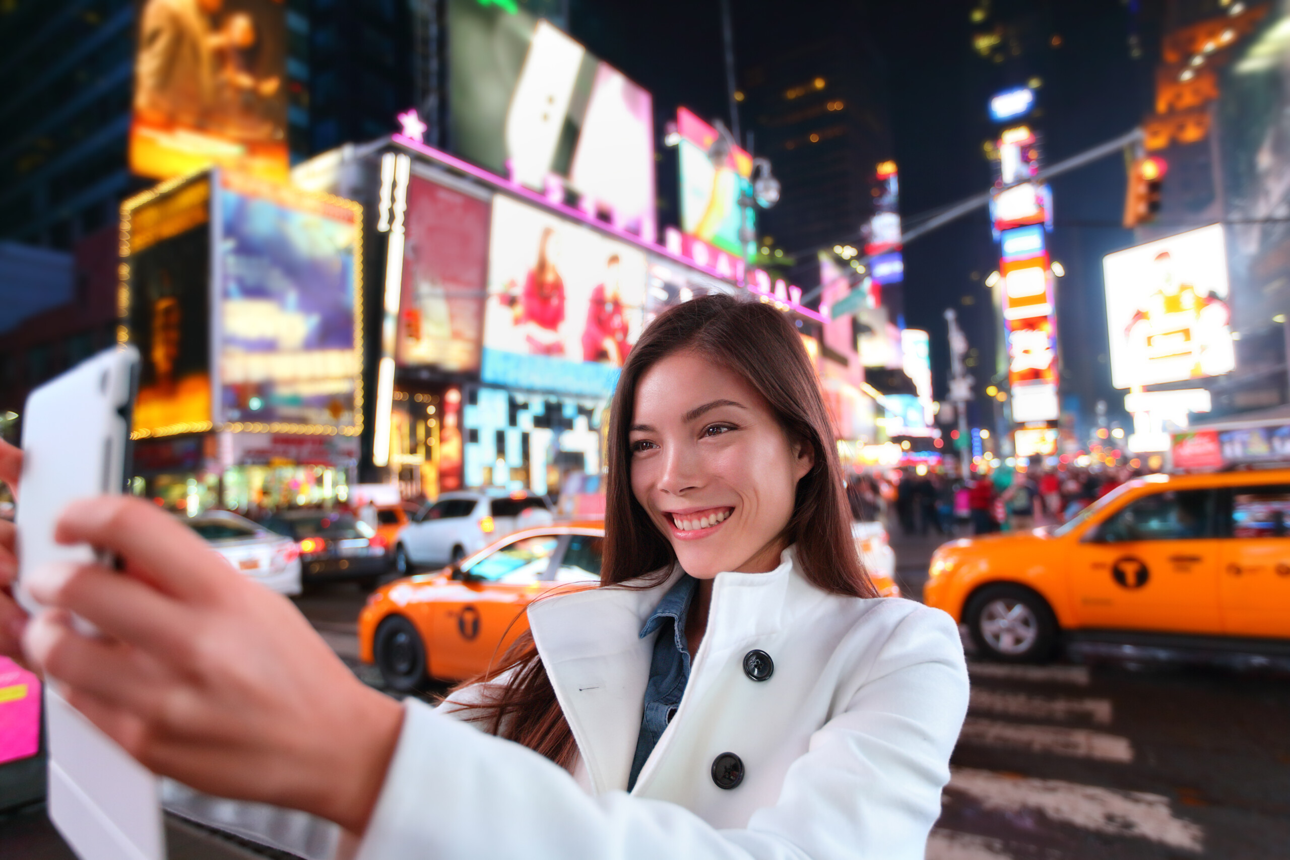 Szczęśliwa kobieta turystka robiąca zdjęcie z tabletem w Nowym Jorku, Manhattan, Times Square, licencja: shutterstock/By Maridav
