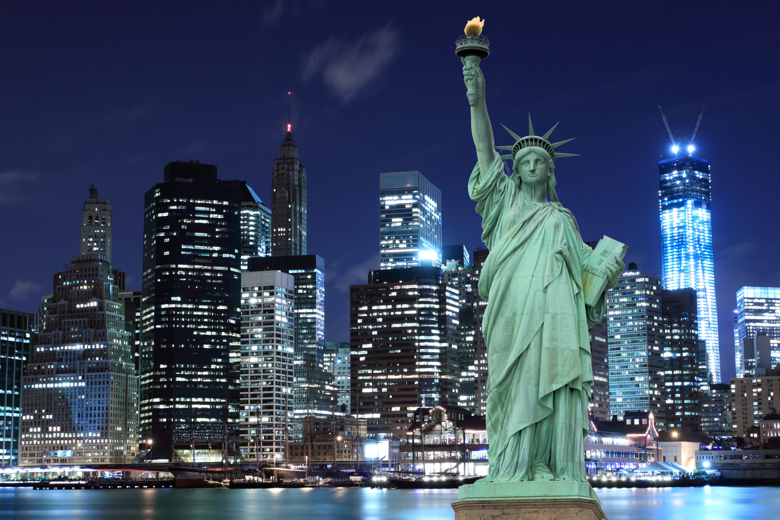 Manhattan Skyline i Statua Wolności w nocy, Nowy Jork