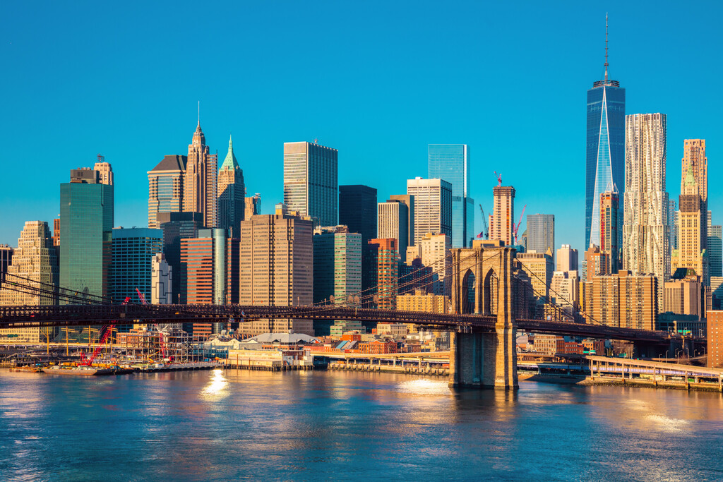 Skyline centrum Nowego Jorku, Brooklyn Bridge i Manhattan w świetle porannym, Nowy Jork, USA