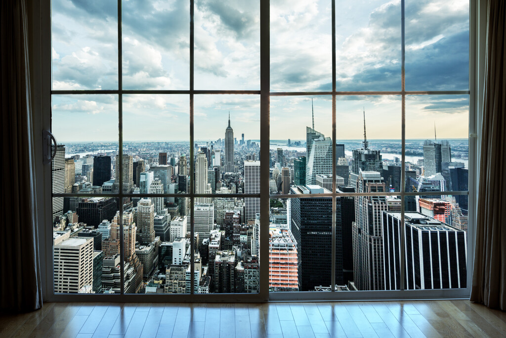 Widok na Manhattan New York City Skyline Budynki z High Rise Window - Piękne drogie nieruchomości z widokiem Empire State Building i drapacze chmur w pięknym, zapierającym dech w piersiach Penthouse Cityscape