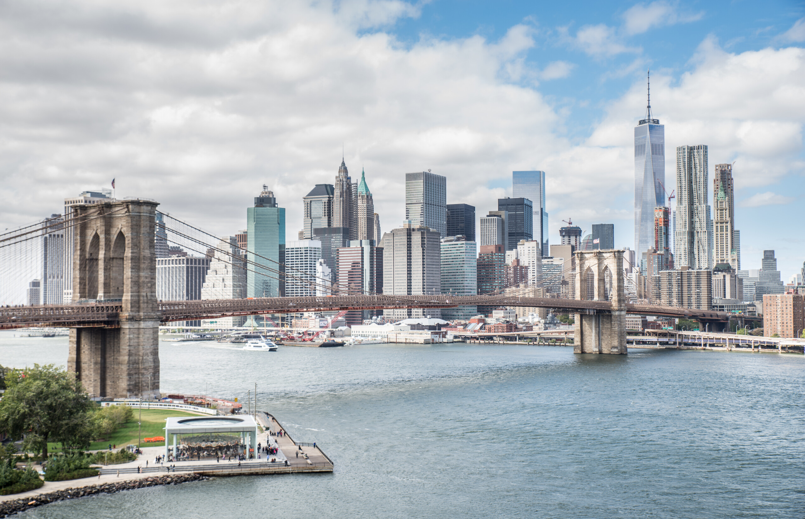 Widok na Most Brooklyński i panoramę Manhattanu - Nowy Jork centrum, sfotografowany z mostu Manhattan