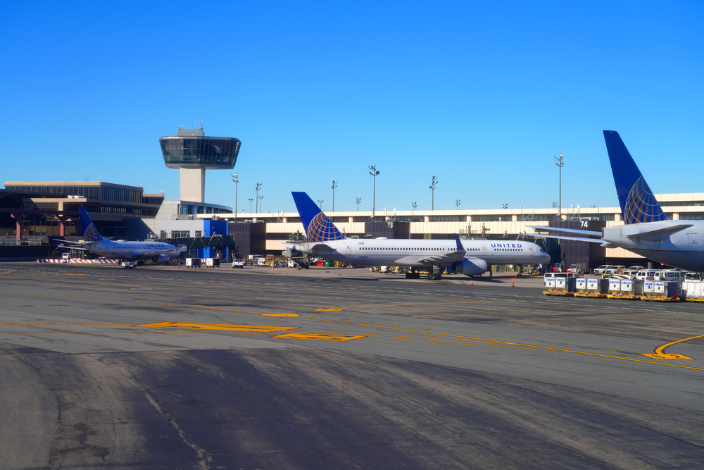NEWARK, NJ - Widok samolotu United Airlines (UA) na Międzynarodowym Lotnisku Newark Liberty (EWR) w New Jersey, Stany Zjednoczone
