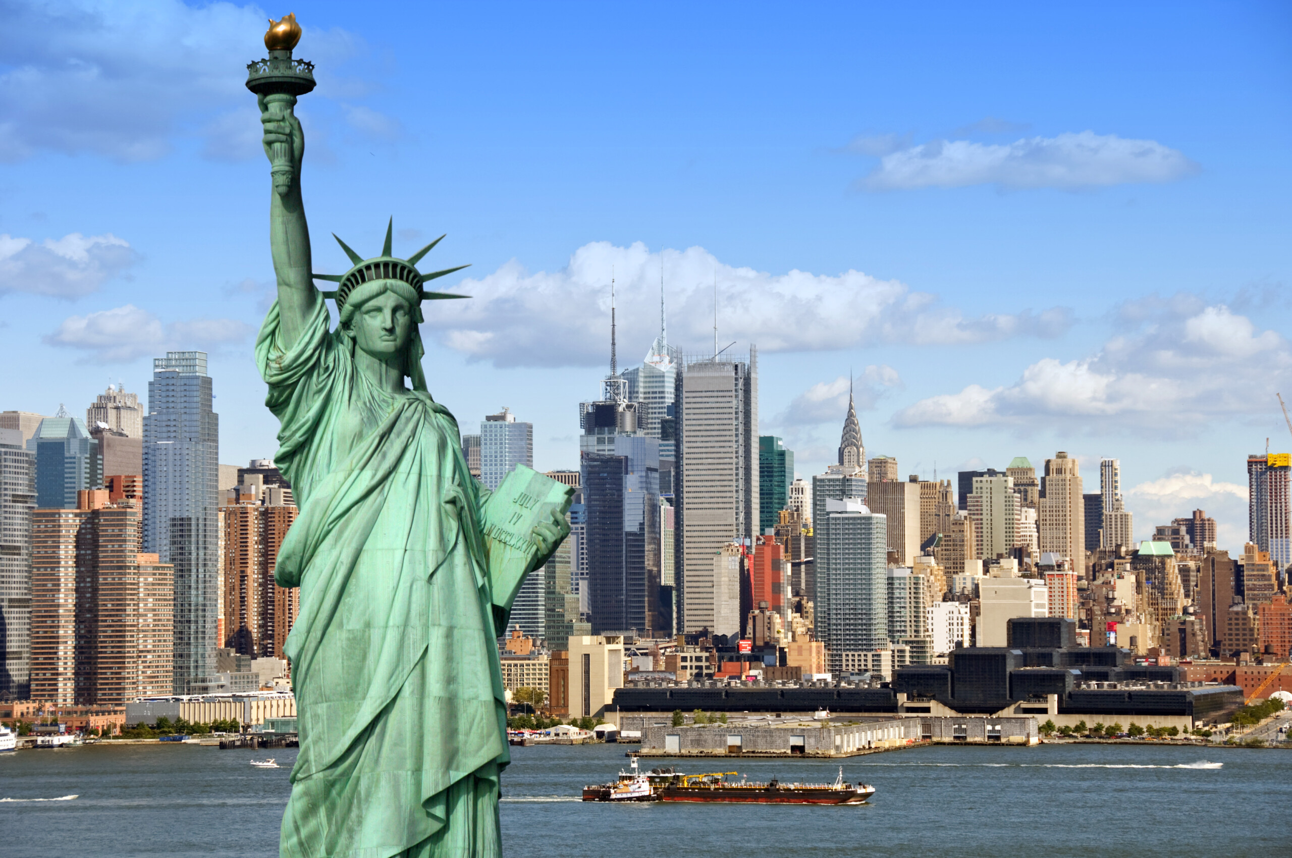 Nowy Jork panoramę miasta z posągiem wolności nad rzeką Hudson. z śródmieściu Manhattan wieżowców i żaglowca towarowego w USA Ameryki.