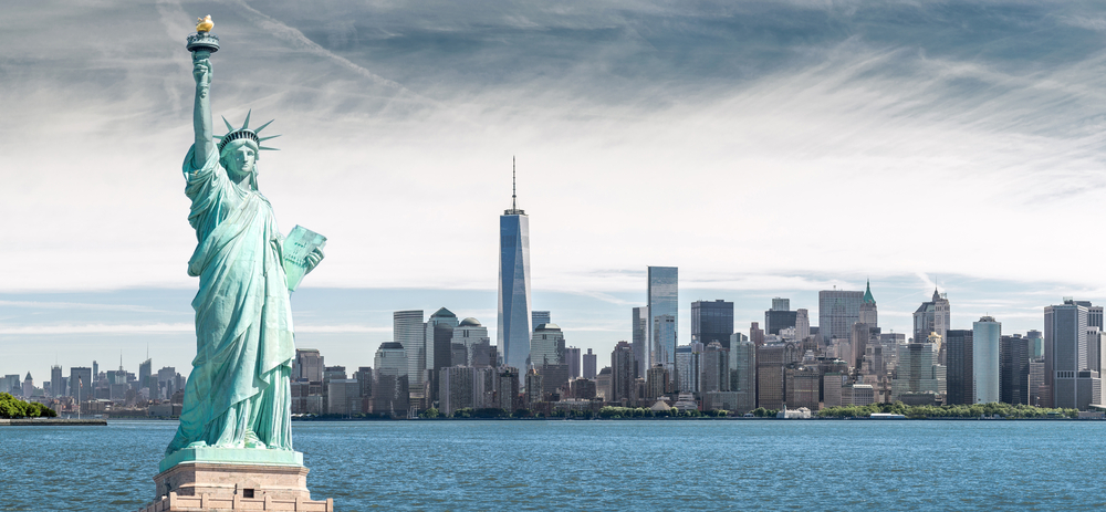 Statua Wolności z One World Trade Center tło, zabytki Nowego Jorku, USA