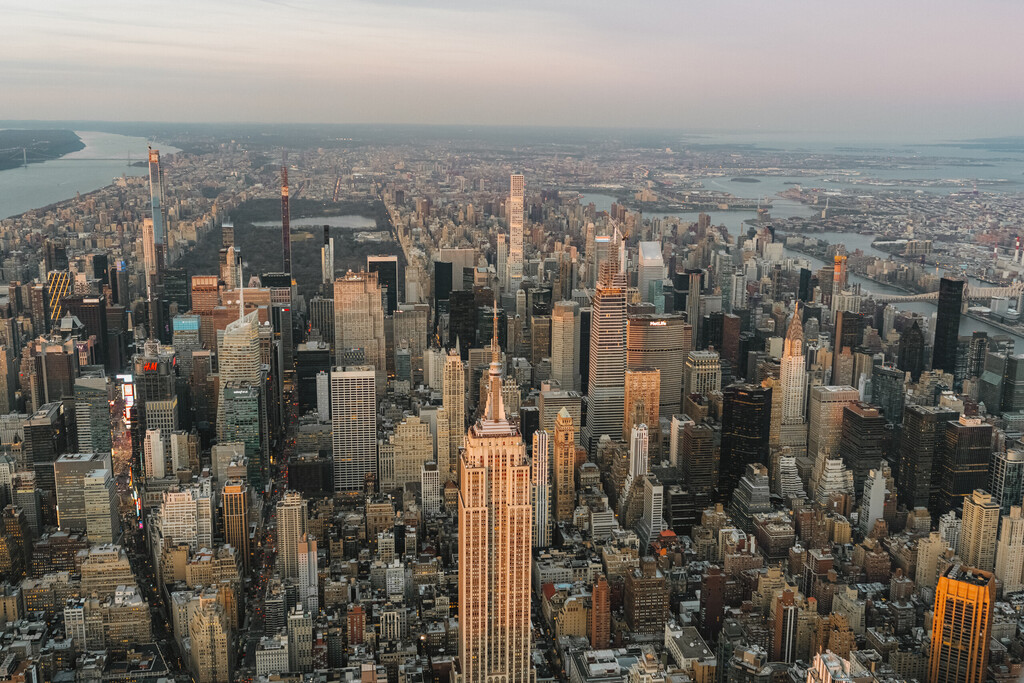 Nowy Jork - Widok z lotu ptaka widok na śródmieście Manhattanu w Nowym Jorku przed zachodem słońca, licencja: shutterstock/By 