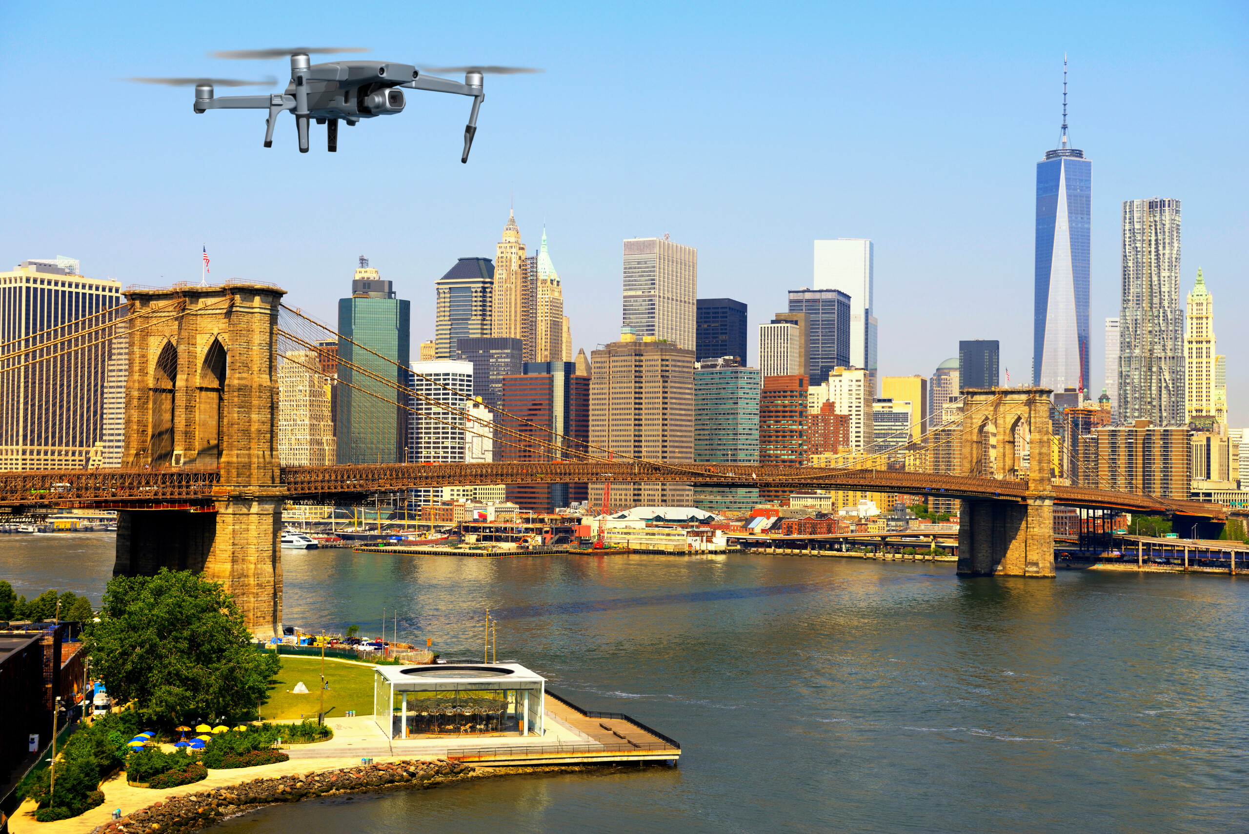 Dron latający nad Manhattanem w Nowym Jorku, licencja: shutterstock/By