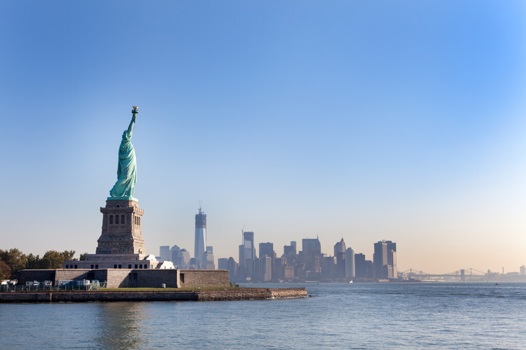 Statua Wolności wolny od turystów i Nowego Jorku Downtown na słoneczny wcześnie rano