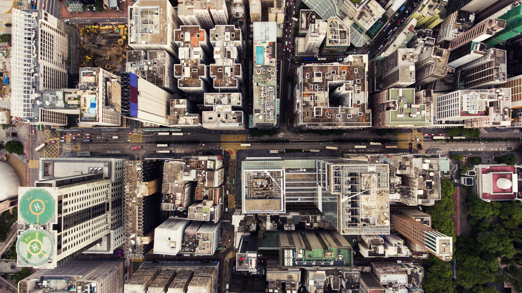 Widok z góry zdjęcie z latającego drona nad miastem, transportem, infrastrukturą energetyczną, licencja: shutterstock/By 