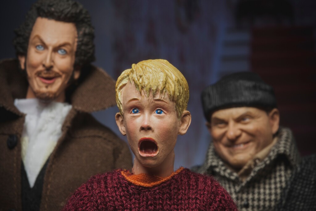 Odtworzenie sceny z bożonarodzeniowego filmu Samotnie w domu, w którym Kevin McCallister krzyczy, gdy zdaje sobie sprawę, że jest sam z Harrym i Marvem, Wet Bandits – figurka Neca, licencja: shutterstock/By