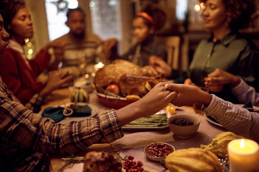 Święto Dziękczynienia z rodziną przy stole jadalnym, licencjat: Shutterstock/By