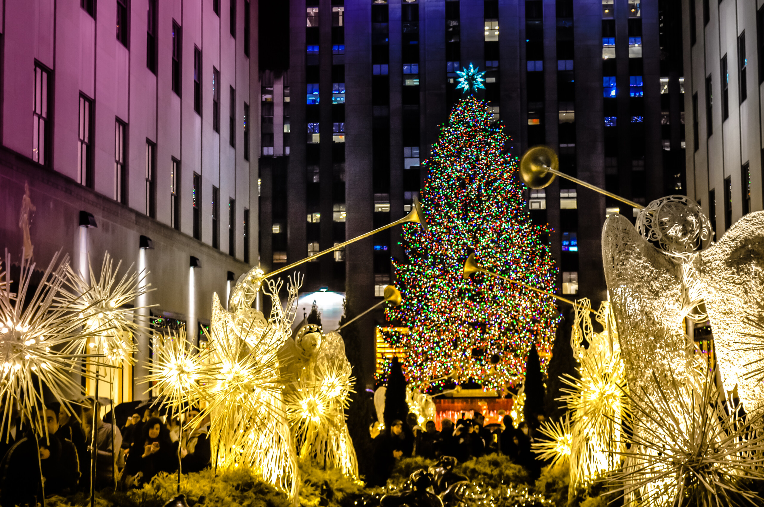 Nowy Jork, NY / USA - 12 23 2013: anioły z dużą choinką ze światłem przed centrum Rockefellera. Słynne dekoracje bożonarodzeniowe w Midtown na Manhattanie w centrum Nowego Jorku., licencja: shutterstock/By