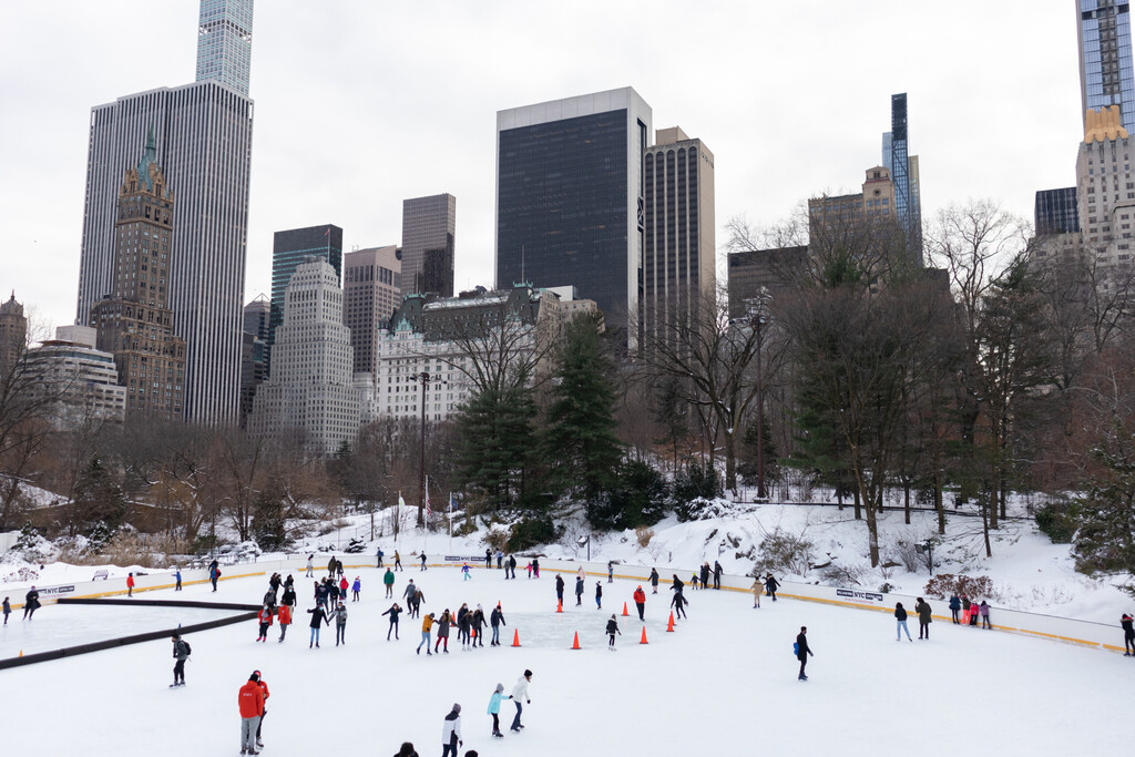 New York USA - 18 grudnia 2020: Lodowisko Wollman z ludźmi w Central Park w Nowym Jorku zimą z Midtown Manhattan Skyline, licencja: shutterstock/By