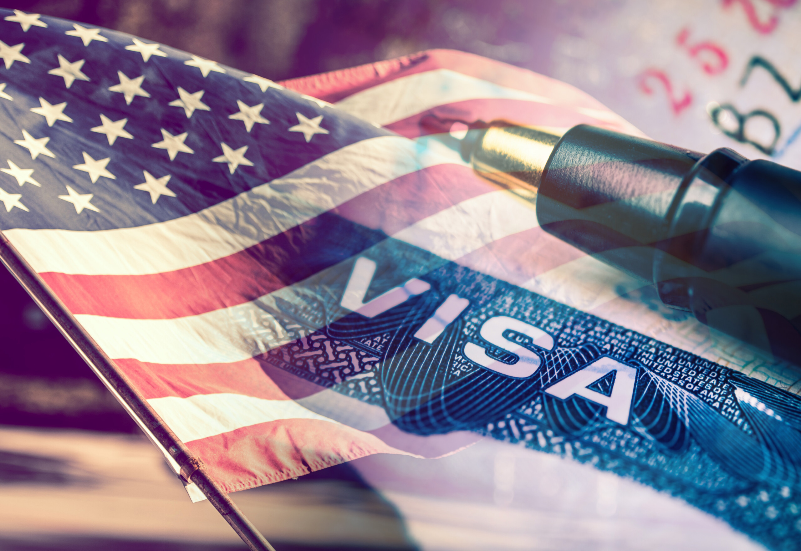 Stany Zjednoczone Ameryki Visa Document, z flagą USA w tle.