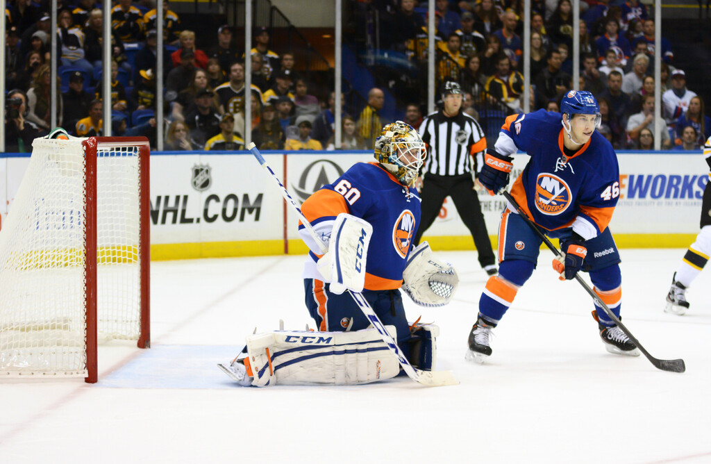NHL Hockey: bramkarz New York Islanders Kevin Poulin i obrońca Matt Donovan chronią sieć przed Boston Bruins w Nassau Coliseum., licencja: shutterstock/By