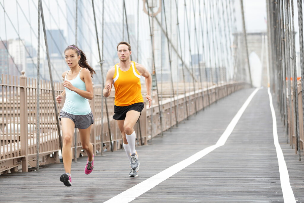 Para biegająca po moście Brooklyńskim w Nowym Jorku.