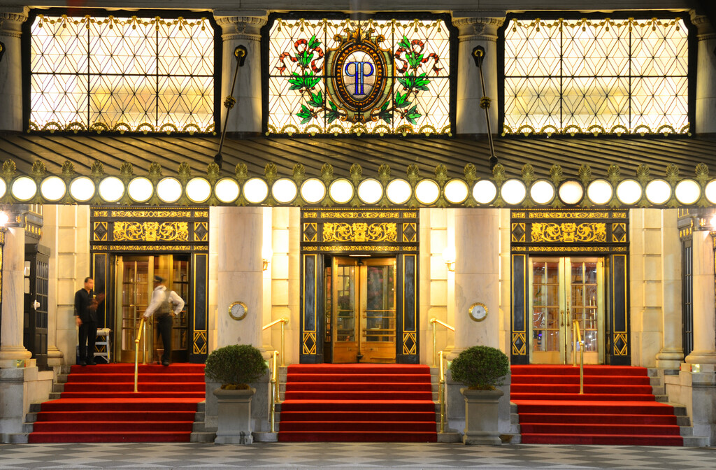 NOWY JORK - 13 MAJA: Plaza Hotel 13 maja 2012 w Nowy Jork, NY. Zbudowany w 1907 r., luksusowy hotel uzyskał status przełomu w 1969 r., licencjat: Shutterstock/By Sean Pavone