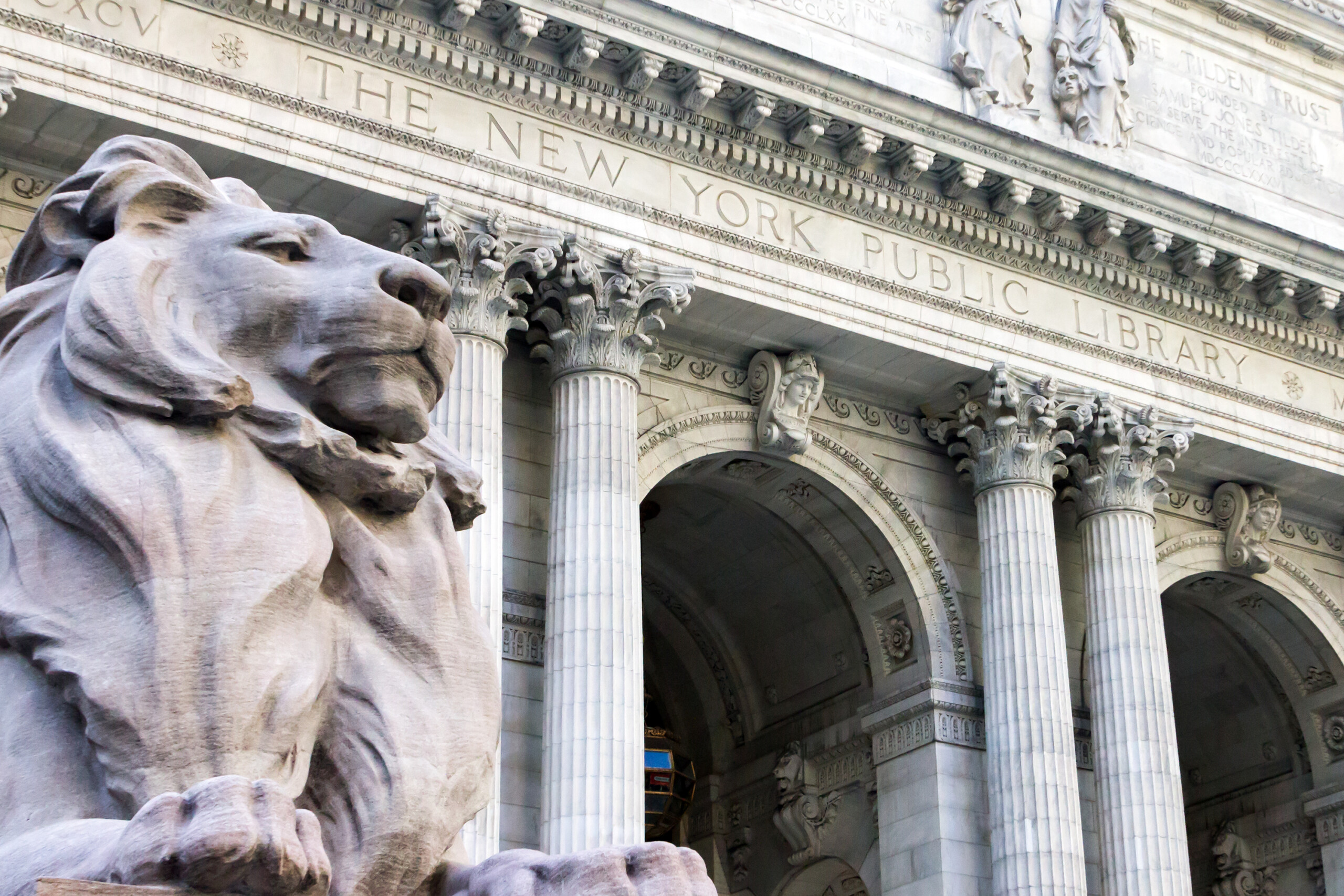 Wejście do Biblioteki Publicznej Nowego Jorku na Manhattanie, licencjat: Shutterstock / Autor: Ryan DeBerardinis