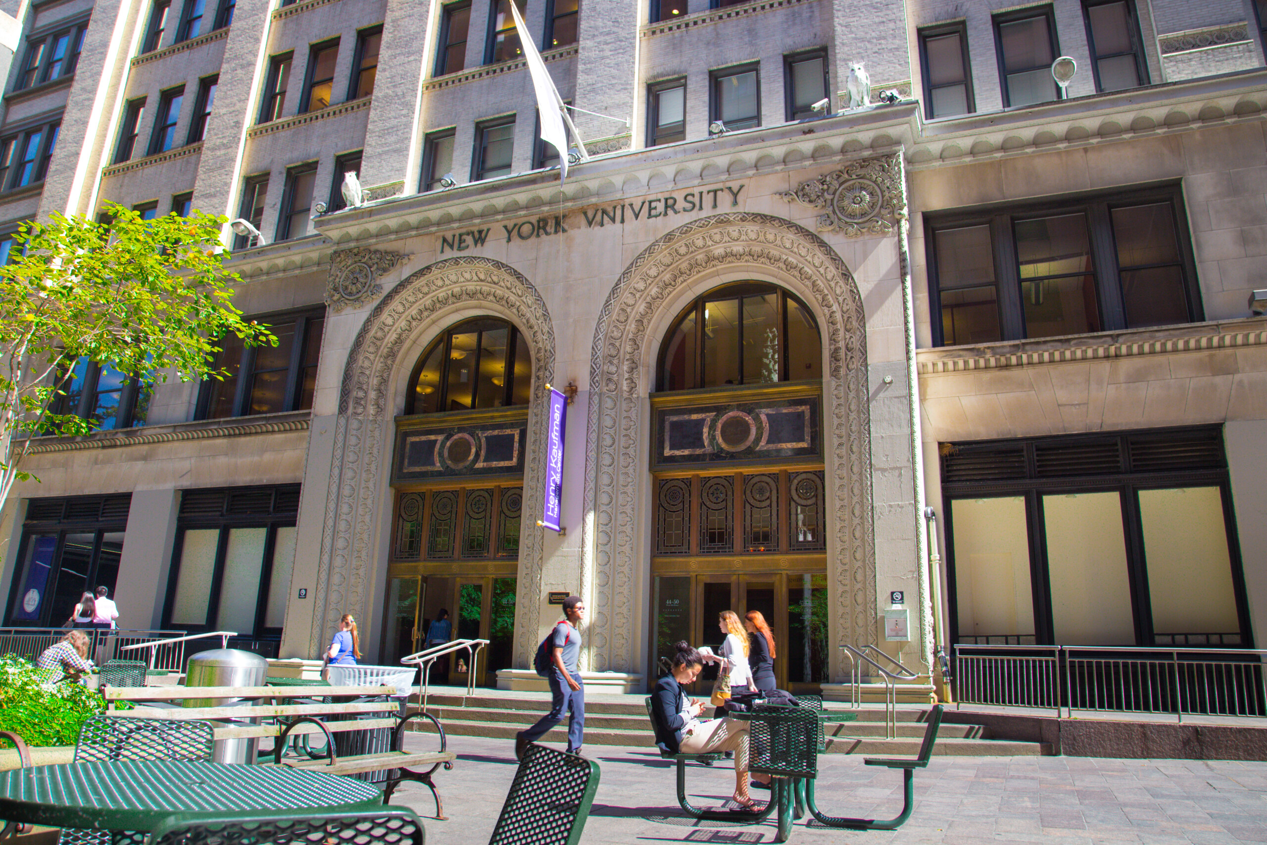Nowy Jork - 13 września 2013: Kaufman Management Ctr. na Stern of New York University na Manhattanie. Stern School na NYU to jedna z najstarszych i najbardziej prestiżowych szkół biznesu na świecie., licencjat: shutterstock/By littlenySTOCK