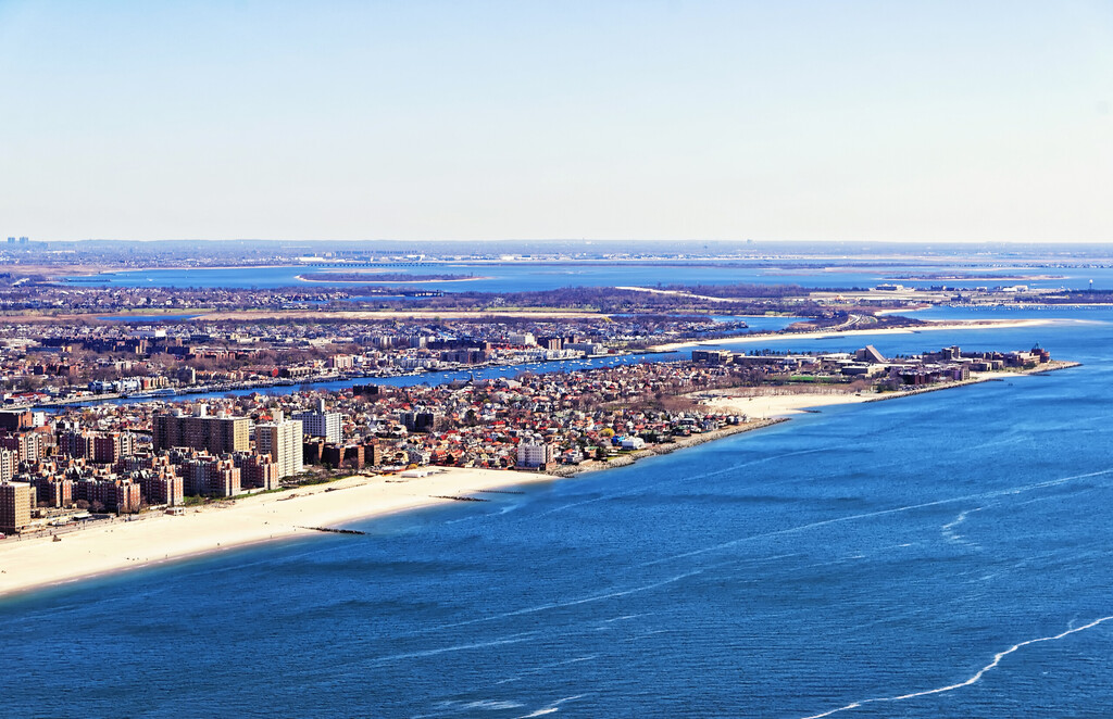 Widok z lotu ptaka z helikoptera na Long Island w Nowym Jorku, USA. Jest to najbardziej wysunięta na zachód dzielnica mieszkaniowa i handlowa nowojorskiej dzielnicy Queens, licencja: shutterstock/By Roman Babakin