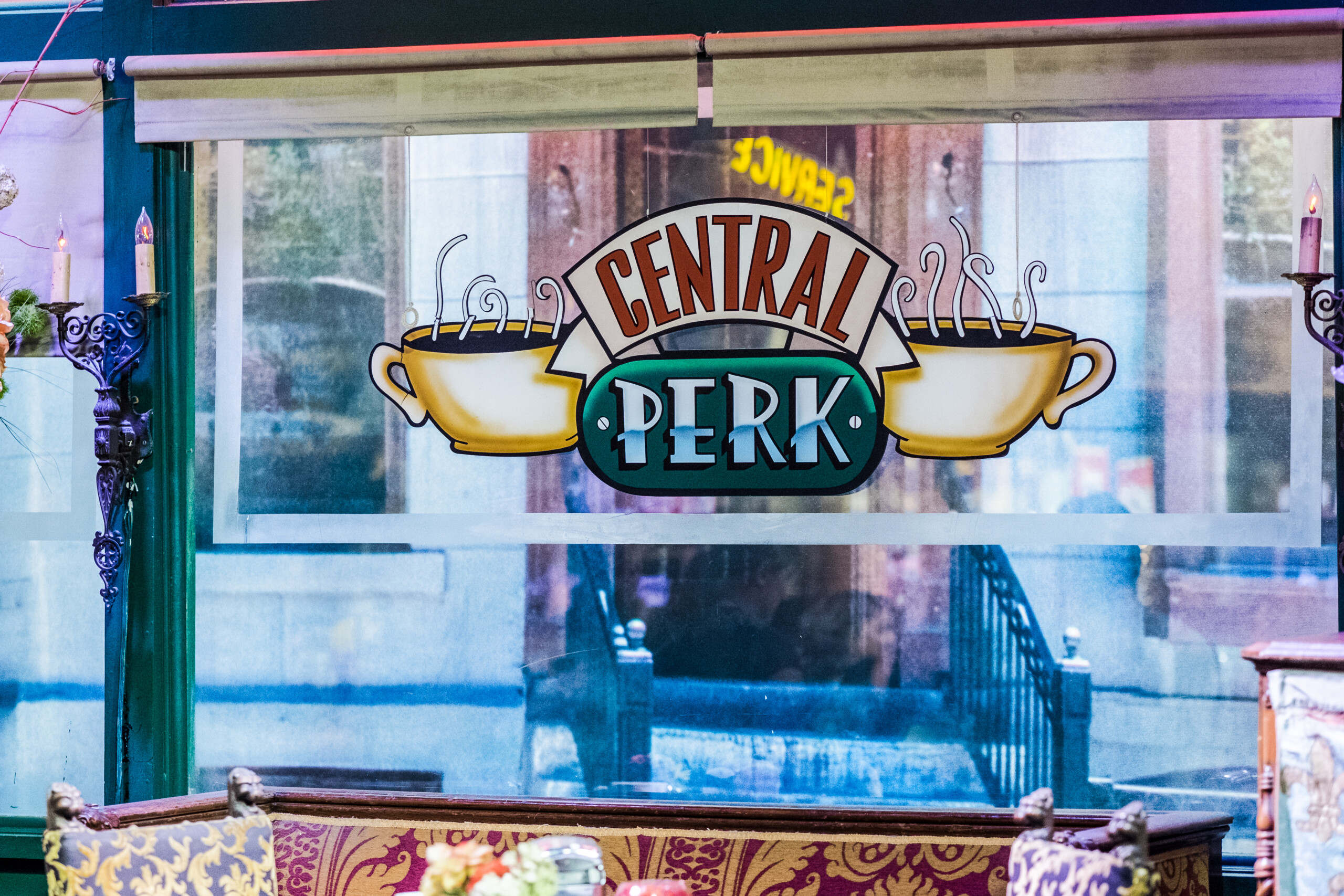 Burbank / USA - lipiec 2017 Kawiarnia "Central Perk" w studiach Warner Bros, licencja: shutterstock/Autor: Krzysztof Stefaniak