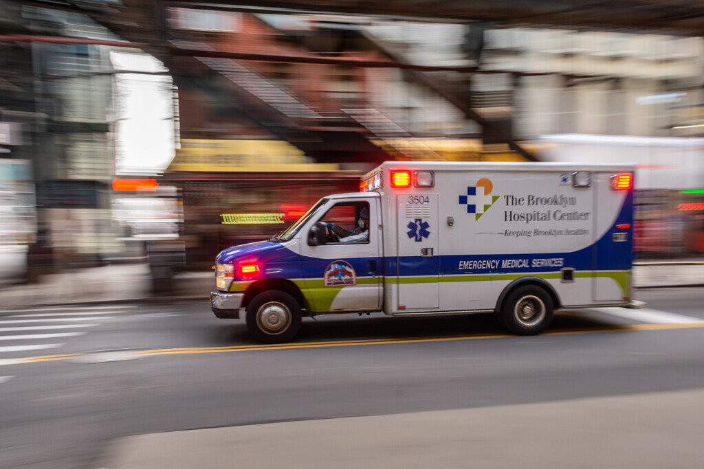 NOWY JORK, USA. Karetka pogotowia jedzie do szpitala w Nowym Jorku, licencja: shutterstock/By 