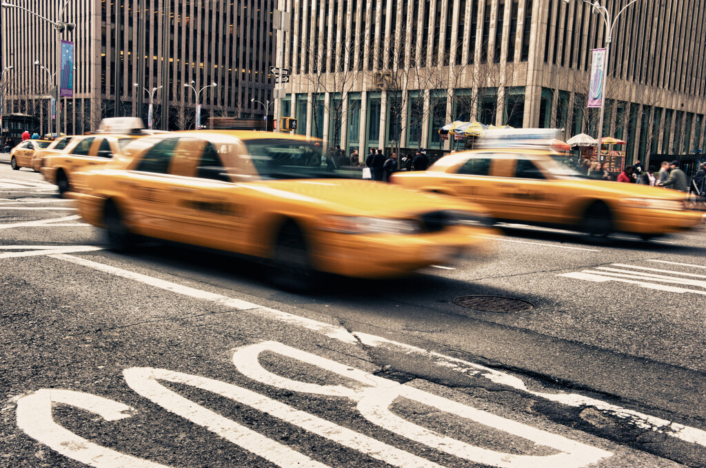 Rozmycie ruchu ulicy miasta sceny z żółtymi taksówkami , licencja: shutterstock/By Alessandro Colle