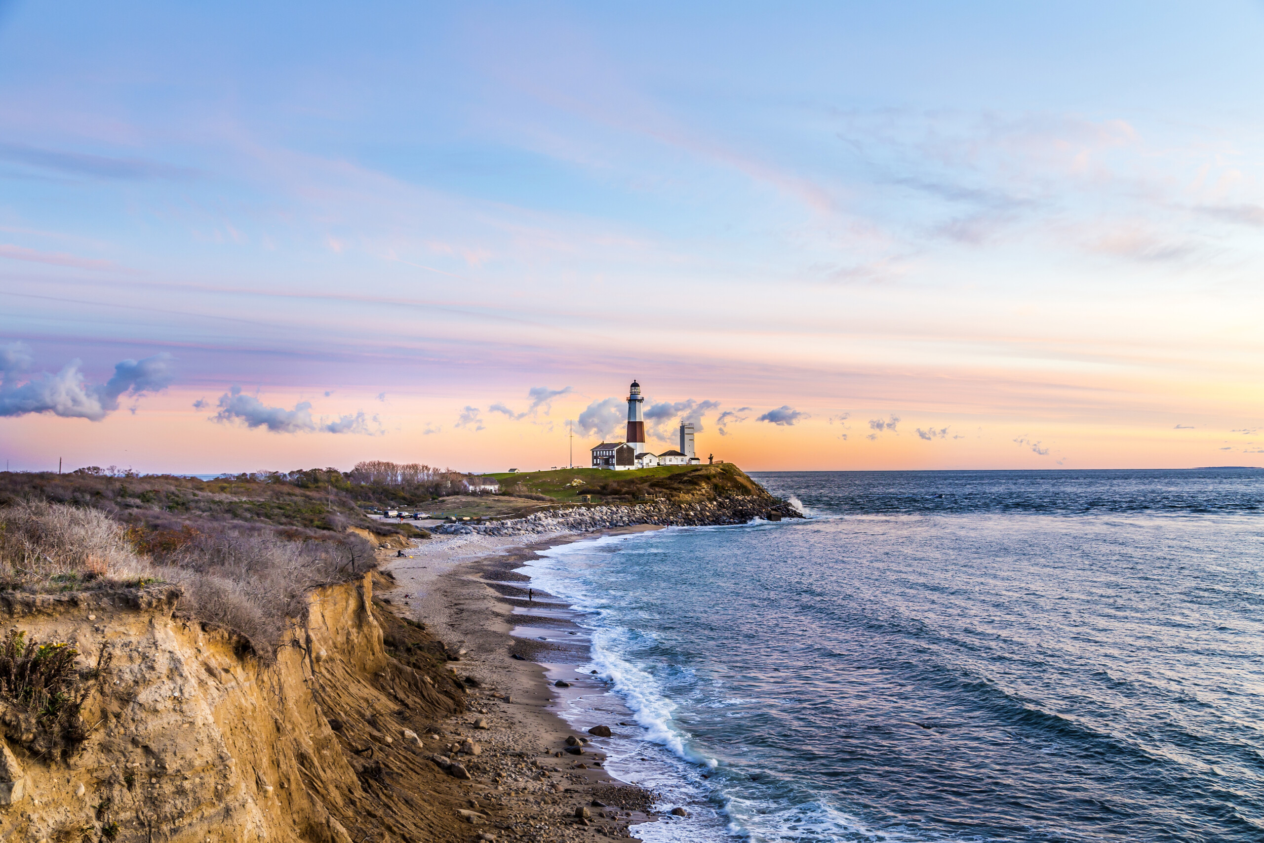 Fale oceanu Atlantyckiego na plaży w Montauk Point Light, Latarnia morska, Long Island, Nowy Jork, Suffolk County
