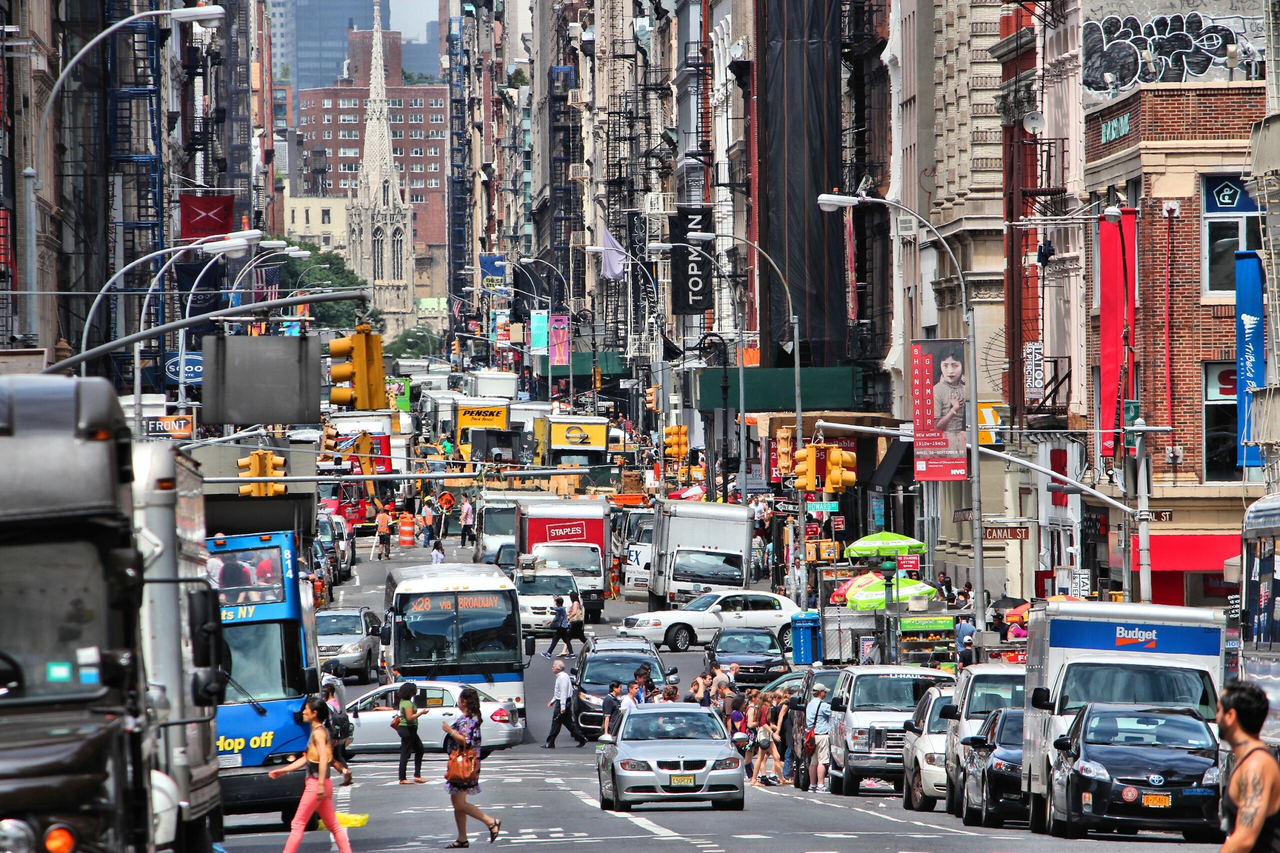 NOWY JORK, LIPIEC, - 4: Ludzie chodzą wzdłuż West Broadway na Lipu 4, 2013 w Tribeca okręgu, Nowy Jork. Prawie 19 milionów ludzi mieszka w obszarze metropolitalnym Nowego Jorku., licencja: shutterstock/By Tupungato