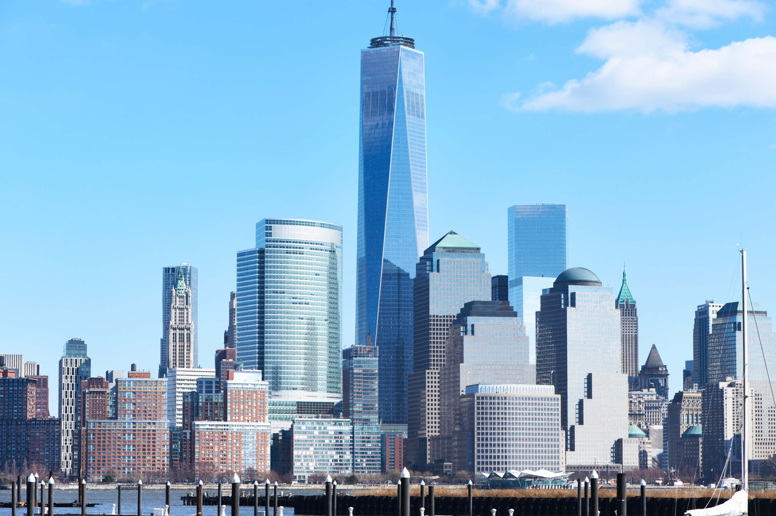Panorama Manhattanu w Nowym Jorku z wieżą One World Trade Center nad rzeką Hudson widzianą z New Jersey, licencja: shutterstock/By haveseen
