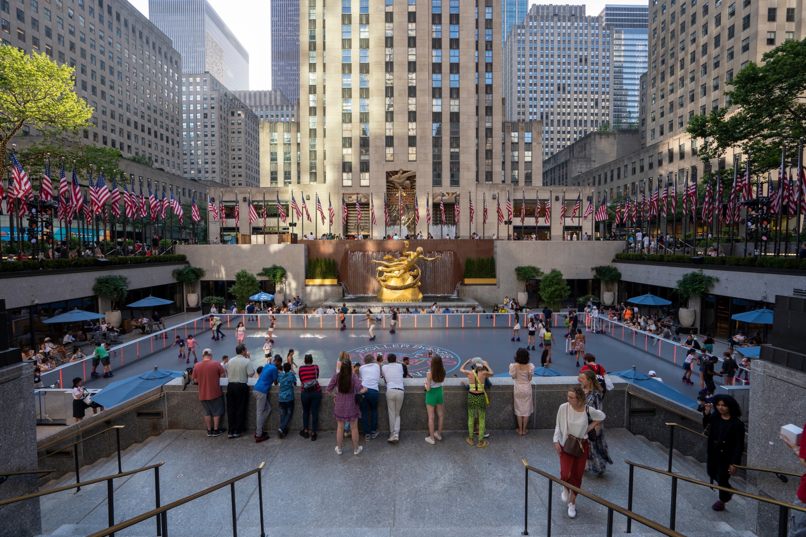 Nowy Jork, Ny, USA - 2 lipca 2022: Lodowisko w Rockefeller Center na środkowym Manhattanie w Nowym Jorku, w letni dzień., licencja: shutterstock/By Tada Images