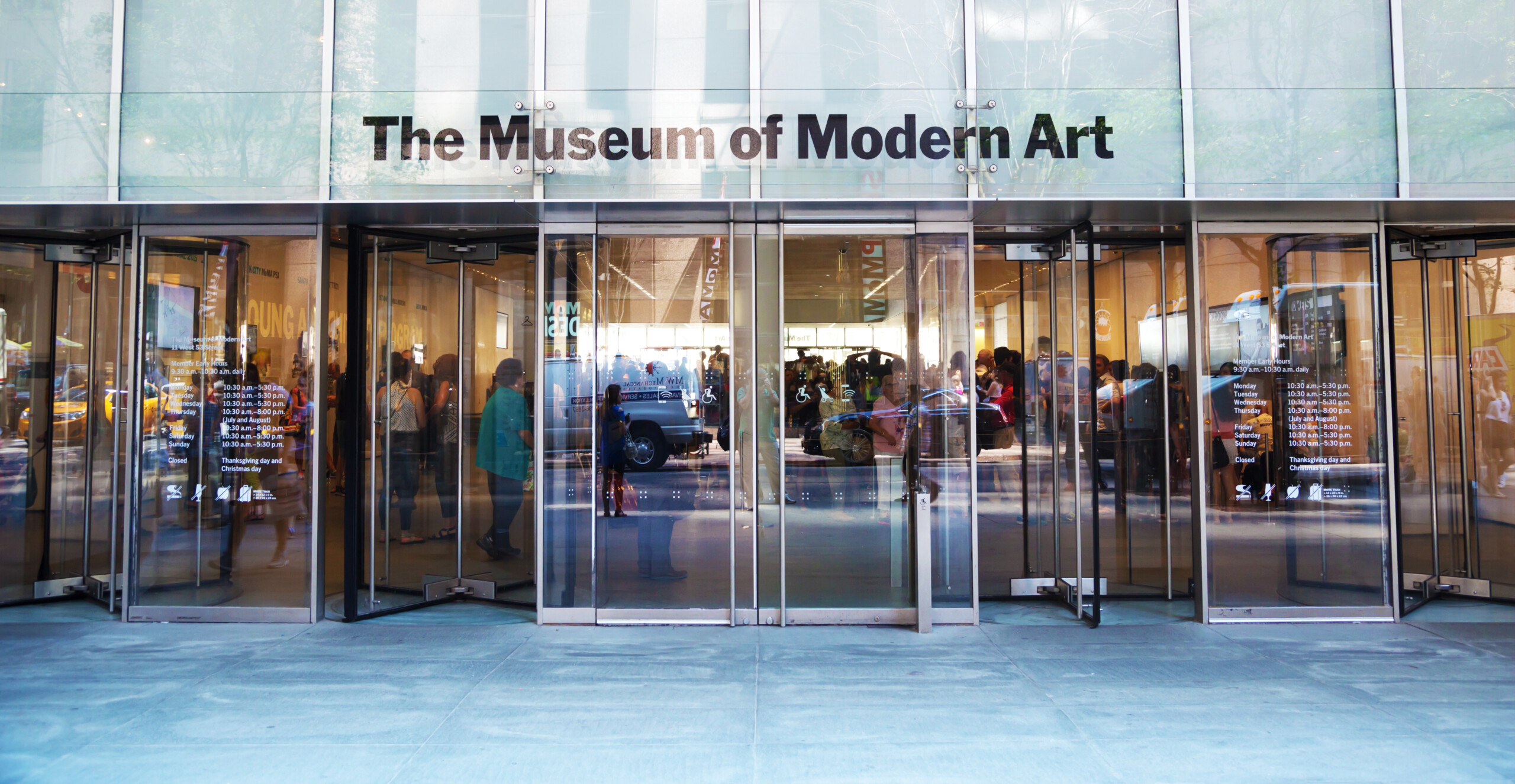 Nowy Jork, Usa - 10 sierpnia 2015: wejście do Muzeum Sztuki Nowoczesnej z zewnątrz., licencja: shutterstock/By