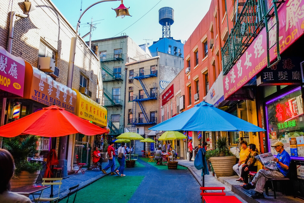 Ulica Chinatown z ludźmi i budynkami z kolorowymi znakami w słoneczny dzień 29 września 2017 r. w Nowym Jorku. W dzielnicy znajduje się największa chińska enklawa na Zachodzie., licencja: shutterstock/By Alessio Catelli