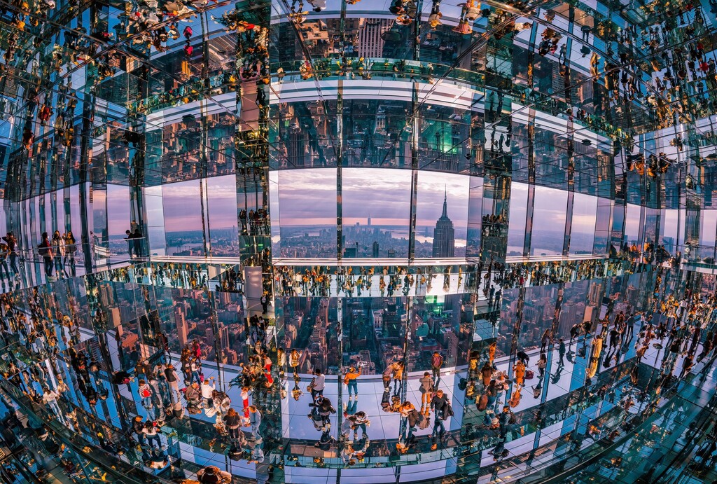 SUMMIT One Vanderbilt, panoramiczne wnętrze z bardzo szerokim widokiem, wschód słońca, widok na centrum Manhattanu i Empire State Building, licencja: shutterstock/By emin kuliyev