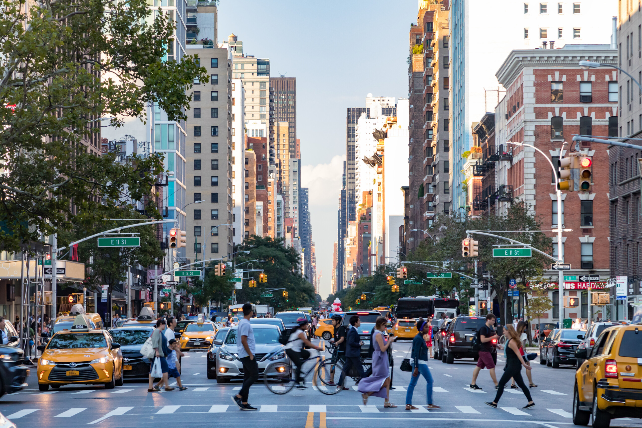 NOWY JORK: ruchliwe tłumy ludzi przechodzą przez 3rd Avenue przed ruchem w godzinach szczytu w dzielnicy East Village na Manhattanie w Nowym Jorku., licencja: shutterstock/By deberarr