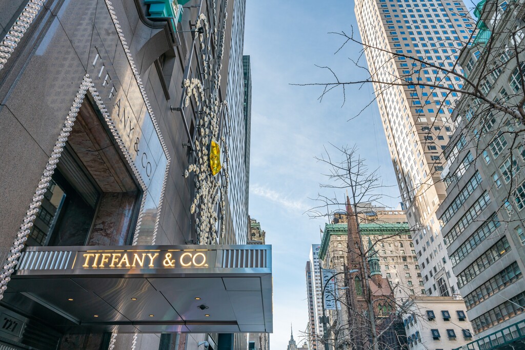 Nowy Jork, Nowy Jork, USA – grudzień 2018 – Tiffany, kultowy amerykański sprzedawca detaliczny znany z doskonałej biżuterii przy Piątej Alei. Zasłynął z filmu „Śniadanie u Tiffany’ego”.., licencja: shutterstock/By Paula+Montenegro