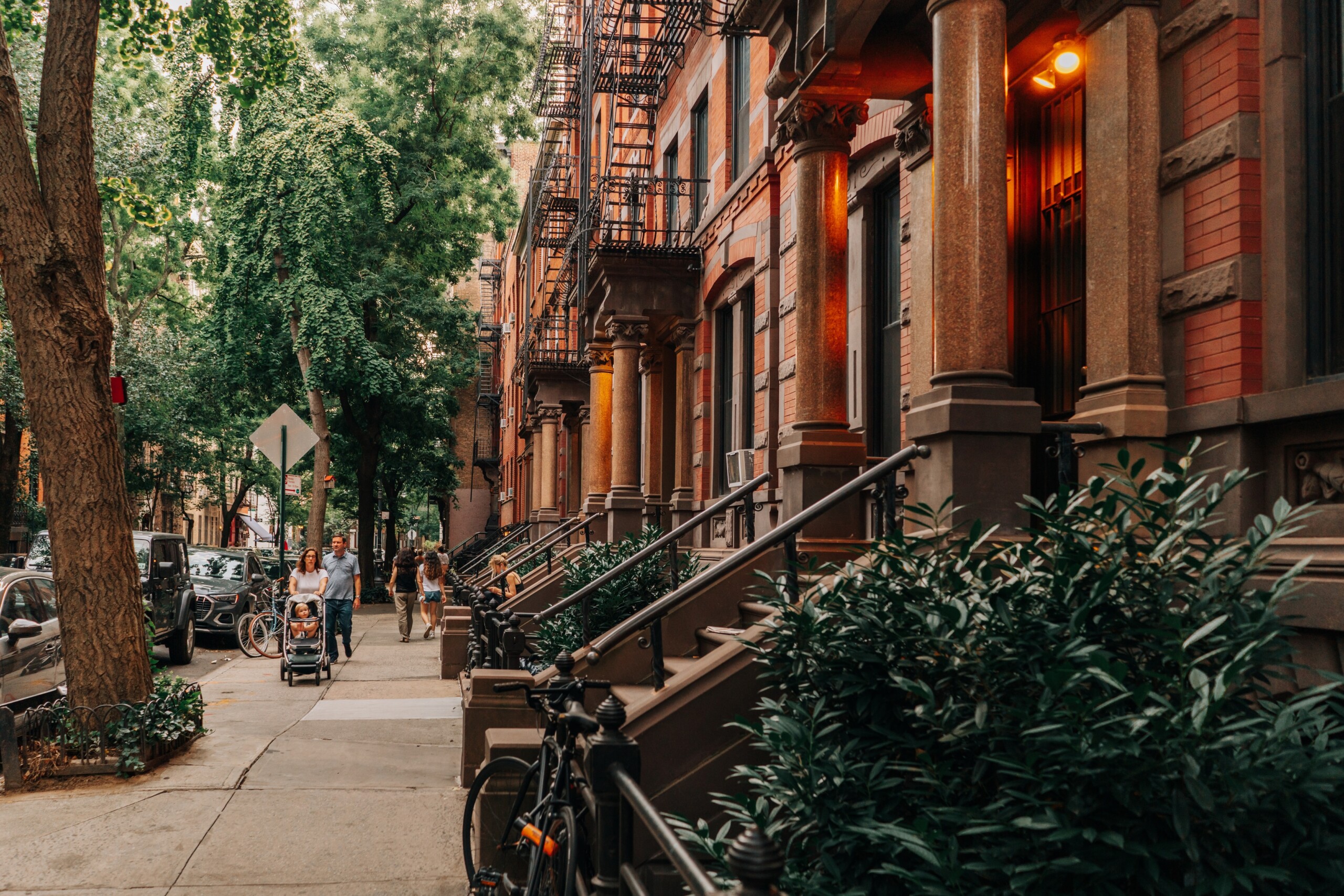 Nowy Jork, Stany Zjednoczone - wrzesień 2021: Klasyczne stare budynki mieszkalne w Greenwich Village w Nowym Jorku. Dzielnica SoHo na Manhattanie. Klasyczny apartamentowiec z czerwonej cegły w Nowym Jorku, licencja: shutterstock/By irengorbacheva