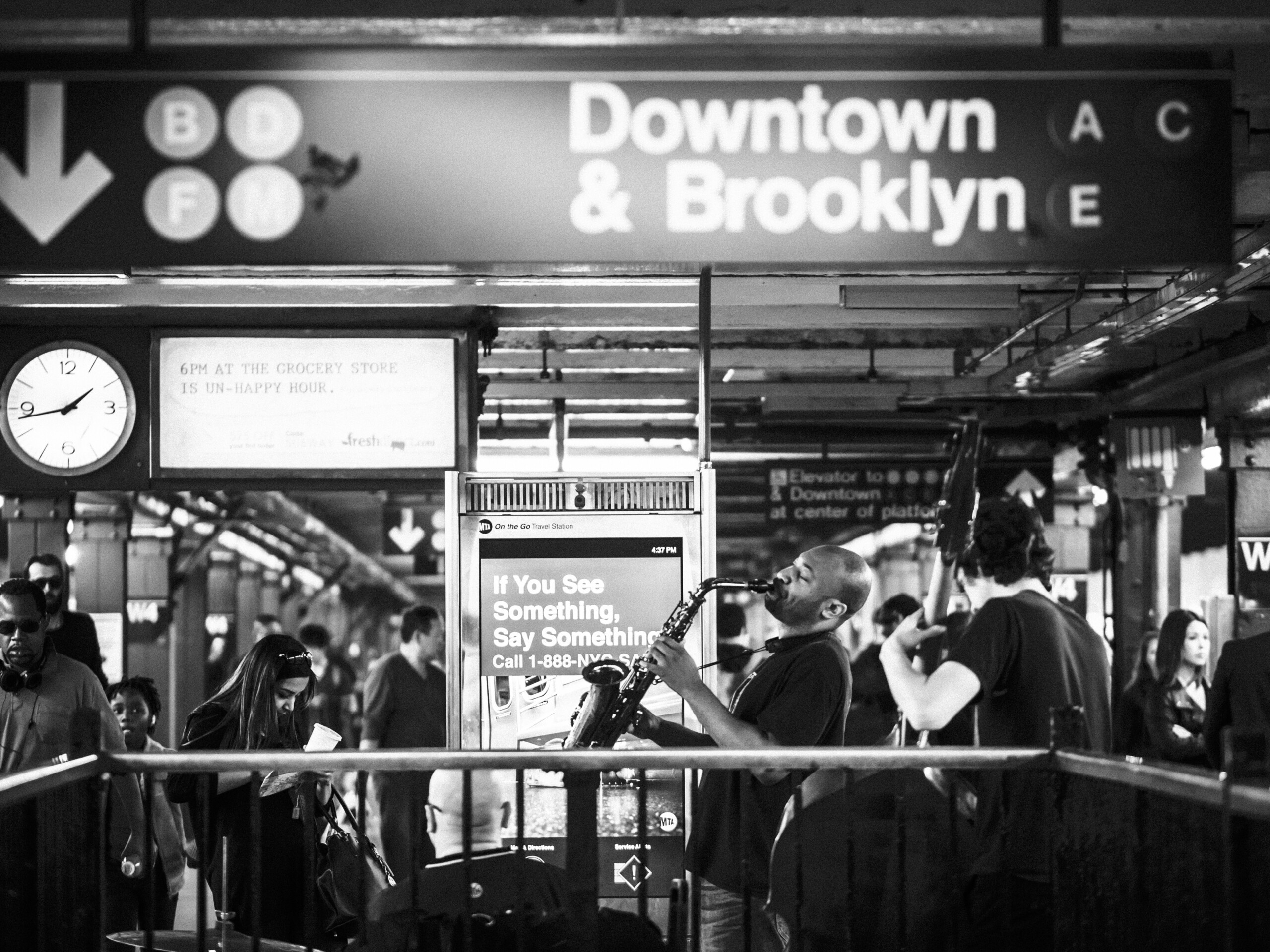 Saksofonista w trakcie gry muzyki jazzowej na stacji metra w Nowym Jorku.