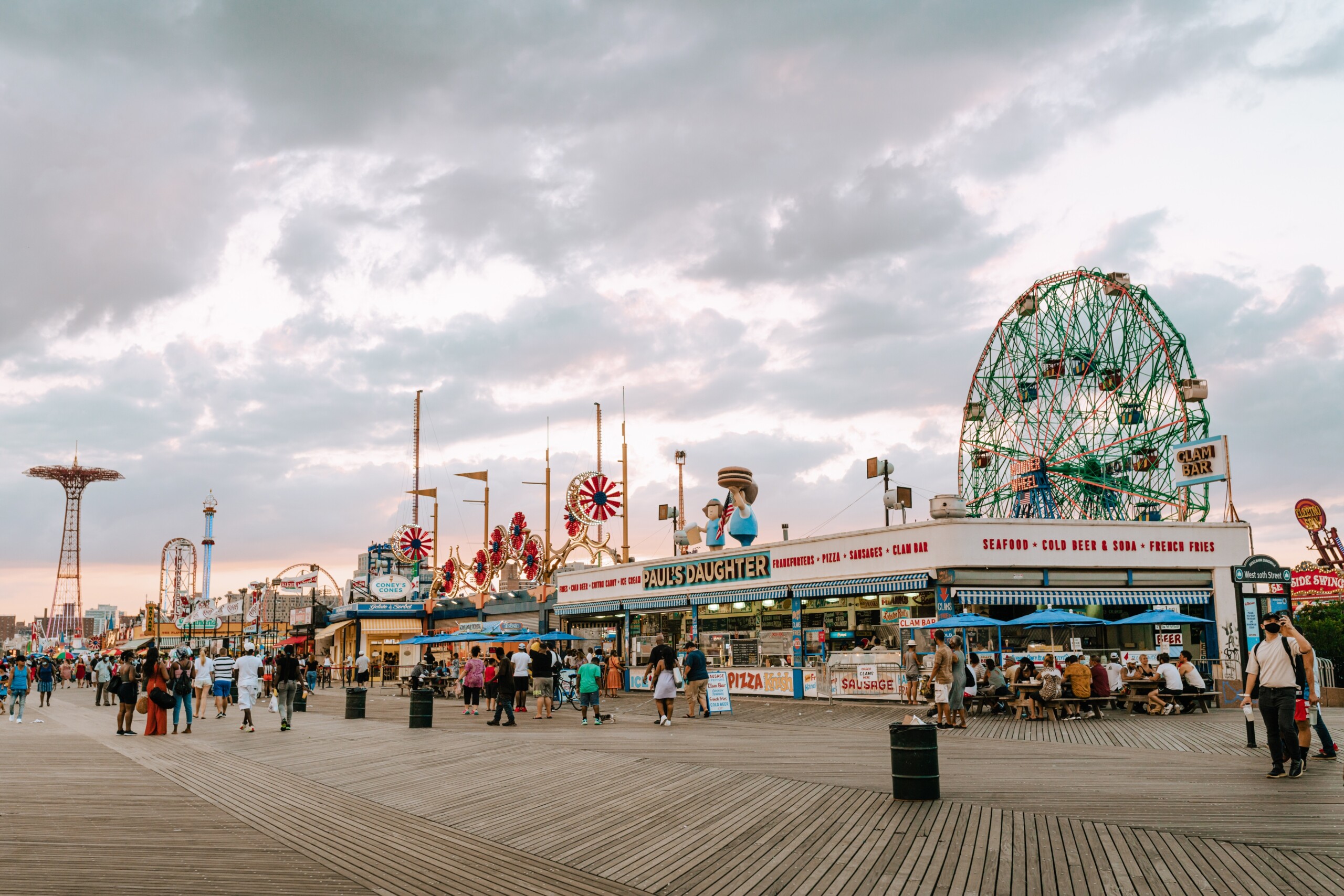 Widok z promenady Coney Island na kultowy park rozrywki Wonder Wheel.